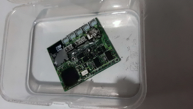Robi2022.12.04_04_11：20使用酒精浸泡[CPU微電腦基板固定板].gif